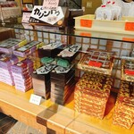 沼田屋 本店 - 内観（売り場が狭いので、全体をフレームに入れるのは無理）