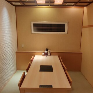 4～6名様までご利用頂ける完全個室です。お1人様500円の個室料を頂いております