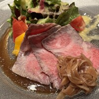 ステーキ ベンガル - 前菜のサラダ 新玉ねぎ添え