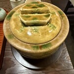 大國屋鰻兵衞 - 特注の土鍋の蓋。蓋を外すと上段にうなぎ、下にご飯がある