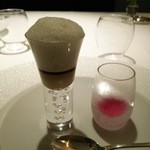 レフェルヴェソンス - 石鰈、ウニ、キャビアドオーベルジーヌと赤紫蘇のソルベ