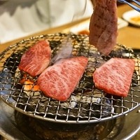 圭 本店 - 2014.7 炭火で焼きます（焼いているのは塩上カルビ）