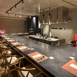 「隠れ家」の名が相応しい佇まい。調理の様子も楽しめる