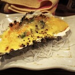 大衆居酒屋魚さんこ - 活カキのグラタン風チーズ焼き