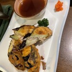 味まかせ けん家 - ナス肉詰の揚げ出し。間にミンチが挟まっているのがポイント。ナス揚げ出しで美味しいのに、肉が挟まっていたらもっと美味しいに決まっています。