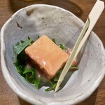 味まかせ けん家 - 豆腐よう。初めて食べました。食感はチーズで、味は形容し難い。少しずつ食べるのがいいです。酒呑みは絶対好き。