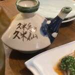 味まかせ けん家 - 泡盛。お水と氷用意してくれるんですね。他のお店もそうなんでしょうか。水割りは焼酎のような感じ。おいしい。