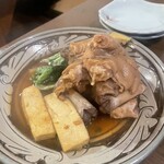 味まかせ けん家 - てびちの煮込み。プルプルの角煮のような感じで、脂身のキツさはなくペロリと完食。