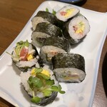 味まかせ けん家 - けん家巻き。サラダ巻きかと思いきや何か違う。サラダ巻きより全然美味しい。マグロかな。