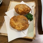 味まかせ けん家 - 田芋のコロッケ。なかに甘く煮たようなしいたけ(?)が入っていてアクセントになっていて美味しい。田芋を粗く潰しているぐらいがまたいい。