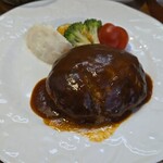 キッチン ブルー グローブ - ハンバーグをカット、肉汁が溢れ出る！！