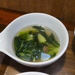 キッチン ブルー グローブ - ほうれん草スープのアップ