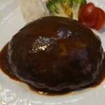 キッチン ブルー グローブ - 正面から、まん丸なハンバーグ