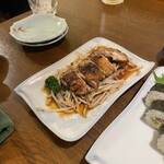 味まかせ けん家 - やんばる若鶏のパリパリ焼。皮がパリパリで美味しい。これが逆に普通に感じるぐらい他の料理のレベルが高すぎる。