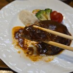 キッチン ブルー グローブ - ふた口目のハンバーグ