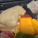 キッチン ブルー グローブ - 鮪ハラモのアップ、上には焼き茄子ムースソースめんつゆジュレ