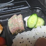 キッチン ブルー グローブ - テリーヌ、お新香のアップ