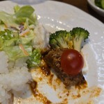 キッチン ブルー グローブ - 最後はトマトを添えて