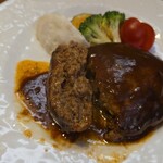 キッチン ブルー グローブ - ハンバーグの断面、牛肉は濃いめな色