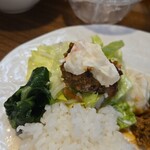 キッチン ブルー グローブ - ポテサラ、サラダを添えて