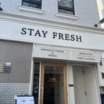 STAY FRESH COFFEE&FOODS - 通りを曲がって、お店の前