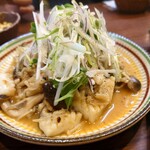 横丁酒場よつば - イカとキノコの酒盗バター炒め