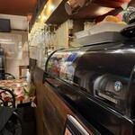 Bistro清水亭 - 奥のテーブル席から中央のテーブル席を望む