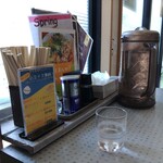 麺カフェ ひまわり - 卓上調味料＆メニュー