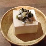 Tettou Bunko - 上村豆腐（宮城県産ミヤギシロメ100%使用）紫蘇の実だれ（250円）