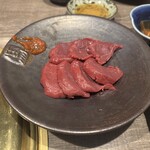 焼肉とみ 横浜関内店 - 追加の馬刺し