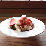 さじこよみ - veganの一皿　無農薬いちご　抹茶ケーキ　自家製豆乳ジェラート