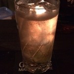 Bar Restaurant Cor - 自家製のジンジャーエールを使ったモスコミュール。生姜のドライな味わいが美味な一杯です。
