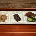 大國屋鰻兵衞 - 左端から、チリメン山椒、鰻のしぐれ煮、香の物
