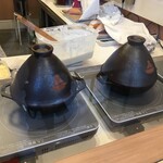 SURABI - 小さいタジン鍋のような専用鍋で蒸し焼きしています