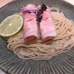 ダシと麺 くじら - 鰹昆布水つけそばの麺とトッピング