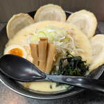 北海道ラーメン味源 - ...「しおチャーシュー麺（900円）」+「大盛り（150円）」、"でっかいどう"は2倍だそうです。。