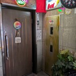 Bar&カラオケ Don'9 - 当ビル7F降りるとカラオケバードンキュー正面玄関です。