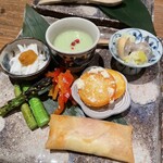こへると - 前八寸
                                天豆のムース・螺貝のめた和え・パプリカの金平・長芋そうめん
                                トマトとチーズの春巻き・アスパラの炭焼き・金柑の白和え