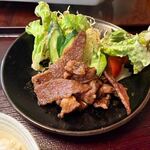 焼肉の芳扇 - 焼肉は美味しいタレに漬けて焼かれたカルビ肉です。