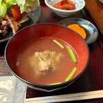焼肉の芳扇 - 定食のスープはじっくり煮込まれたテールスープ。  