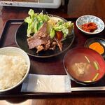 焼肉の芳扇 - 暫く待つと注文した焼肉定食１４５０円の出来上がり。
 
コンロがテーブルの上にあったんで自分で焼くのか？と勝手に思ってましたがランチは完成品が運ばれてきました。
 