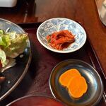 焼肉の芳扇 - 定食には美味しいキムチとたくわんも添えられてましたよ。