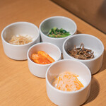 Beef Kitchen 橫濱店 - 小松菜、蕨菜、豆芽、人參與大根的拌菜  白菜泡菜