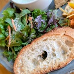 ベジバル チバットリア - 新鮮サラダ（ライチドレッシング）＆バゲット✨