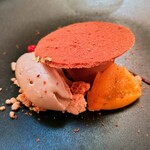 デ アドミラル - 滑らかなムース･ショコラ グリオットのコンポート トンカ豆のグラスを添えて