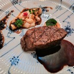 デ アドミラル - 黒毛和牛フィレ肉のグリエ マルシャン･ド･ヴァン 木の芽の香り タケノコとモリーユ茸のアクセント