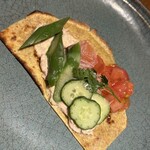 たす花 - クレープのような生地の上にツナとお野菜