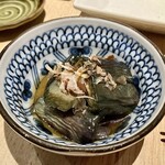 すし酒場 魚あるき - 「テーブルチャージ（税込￥440）」この日は、茄子の揚げびたしでした…