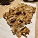 すし酒場 魚あるき - 「とり皮（塩）（税込￥230）×5」