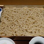 291304666 - せいろ。太さが揃った瑞々しい手打ち蕎麦が、角形の底が浅い器に盛られている。銅製だろうか。極薄の縁がすっきりとした印象を与えている。